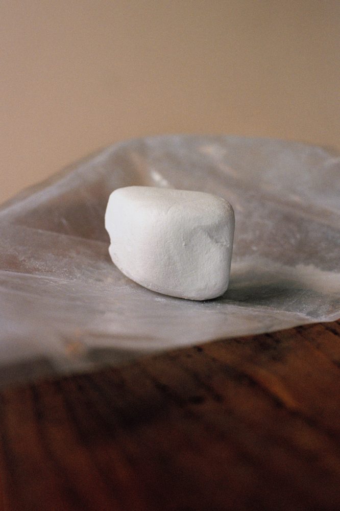 Une main de fer dans un gant de velours Revue Magazine