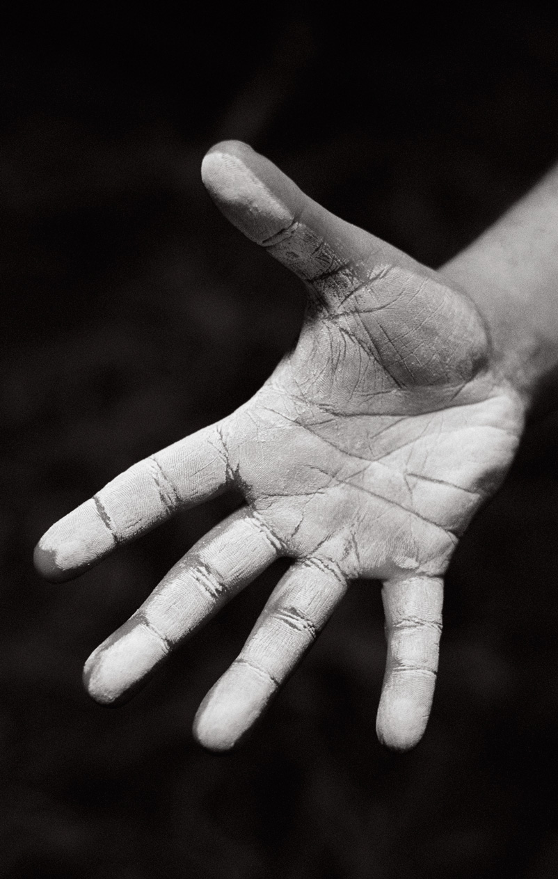 Une main de fer dans un gant de velours Revue Magazine